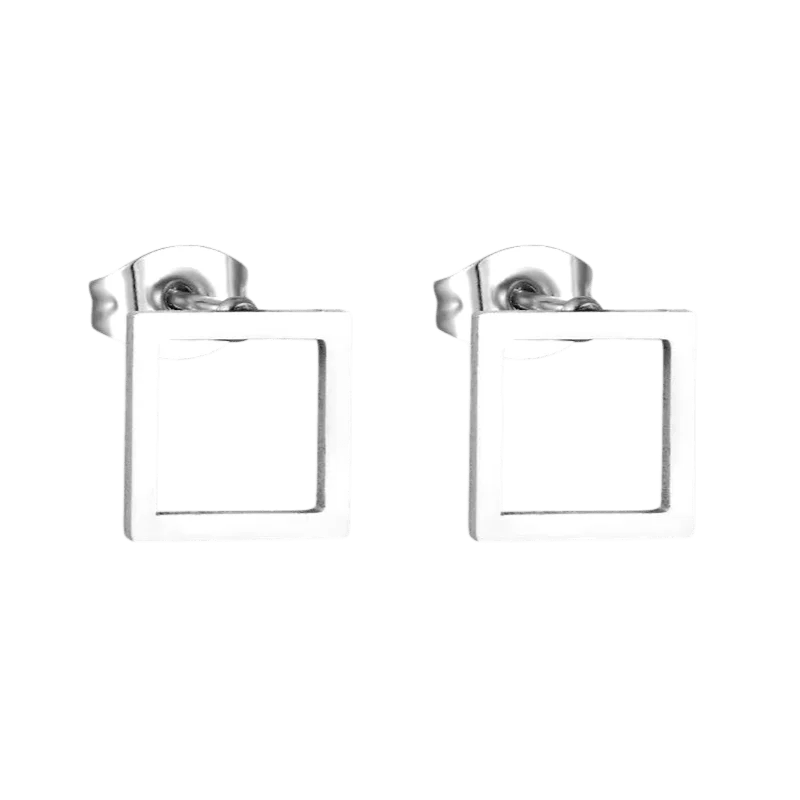 Vierkante zilveren oorbellen.