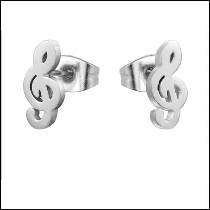 Een paar zilveren muzieknoten op een witte achtergrond