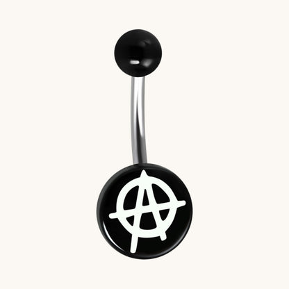 Stalen navelpiercing anarchie symbool