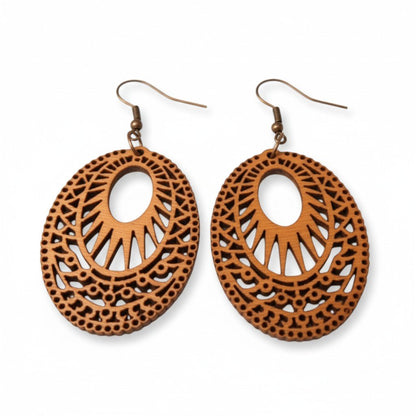 Oorbellen – Elegante Houten Oorhangers Ovaalvorm Bruin Opgewerkt Motief Dames - Aramat Jewels - Oorhangers - cadeautip