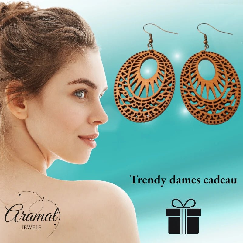 Oorbellen – Elegante Houten Oorhangers Ovaalvorm Bruin Opgewerkt Motief Dames - Aramat Jewels - Oorhangers - cadeautip