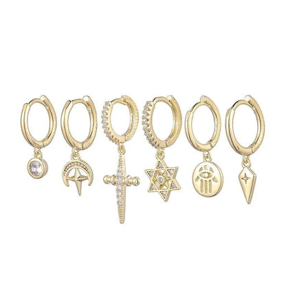 Een set gouden oorbellen met diverse bedels