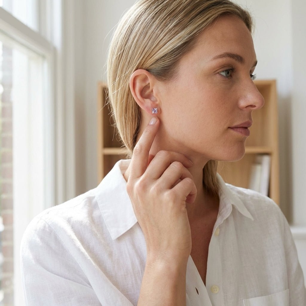 Oorbellen – RVS Goudkleur met Lila Vierkante Zirkonia (5mm) - Aramat Jewels - Oorbellen - cadeautip