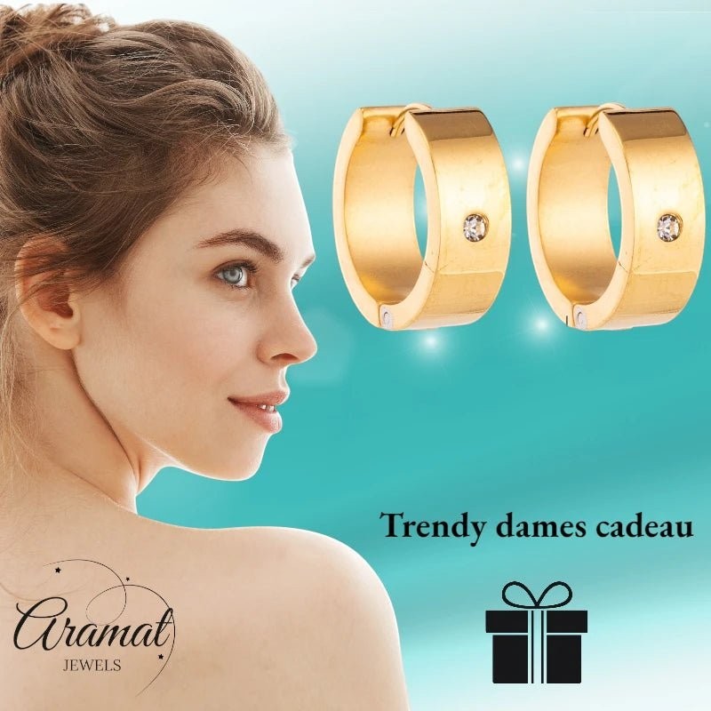 Oorringen – 20mm Glanzende Huggie Creool met Zirkonia RVS Goudkleur - Aramat Jewels - Oorringen - cadeautip