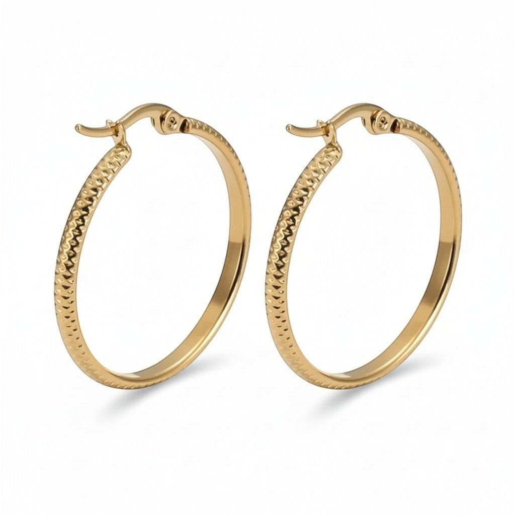 Oorringen – 25mm Creool Puntjes Patroon RVS Goudkleur Dames - Aramat Jewels - Oorringen - cadeautip