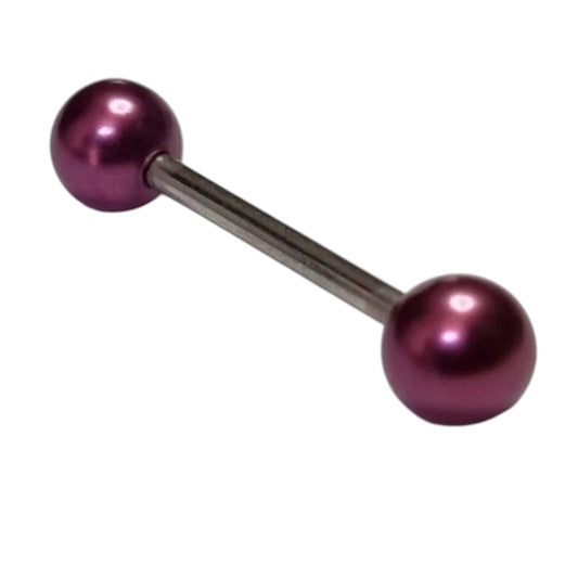 Een paar paarse parelbollen op een witte achtergrond