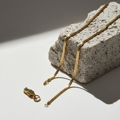 Platte gourmet ketting met bewerkte rand 5mm goudkleurig staal - Aramat Jewels - Halskettingen - cadeautip