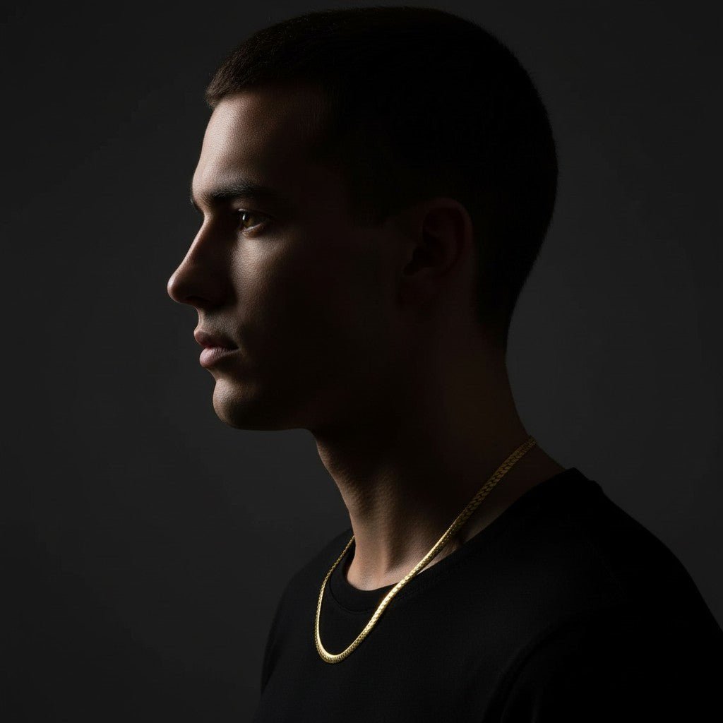 Platte gourmet ketting met bewerkte rand 5mm goudkleurig staal - Aramat Jewels - Halskettingen - cadeautip