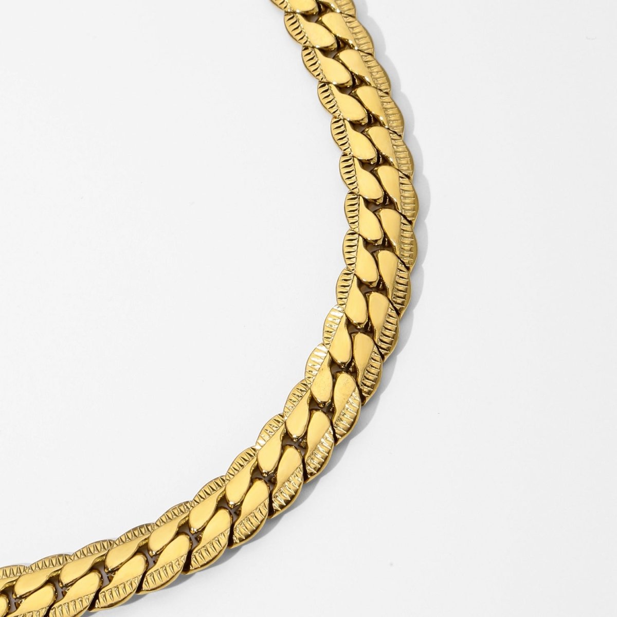 Platte Gourmet Ketting met bewerkte rand 6mm Goudkleurig Staal - Aramat Jewels - RVS Sieraden - Halskettingen - cadeautip