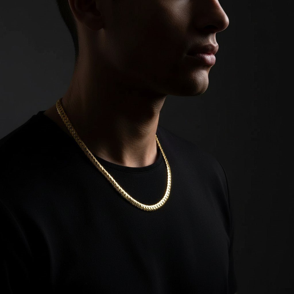 Platte Gourmet Ketting met bewerkte rand 7mm Goudkleurig Staal - Aramat Jewels - Halskettingen - cadeautip