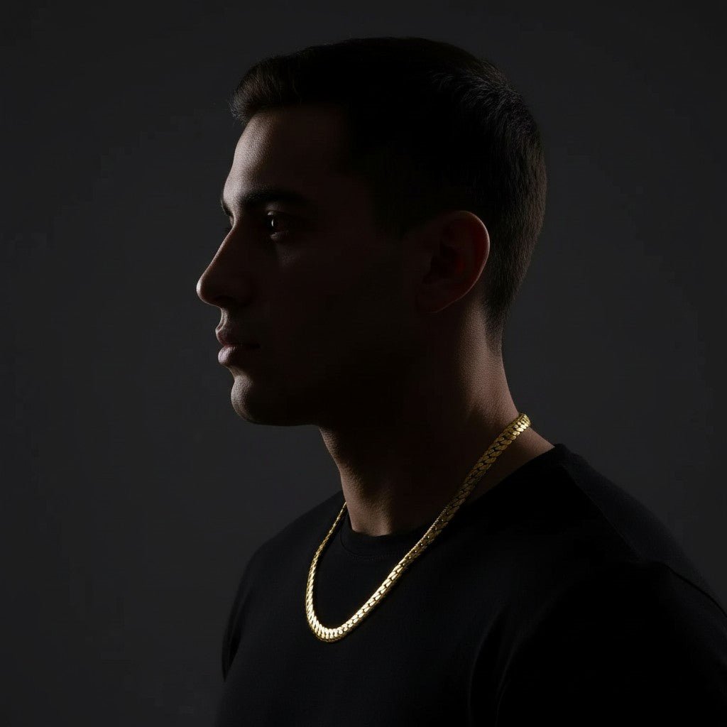 Platte Gourmet Ketting met bewerkte rand 7mm Goudkleurig Staal - Aramat Jewels - Halskettingen - cadeautip