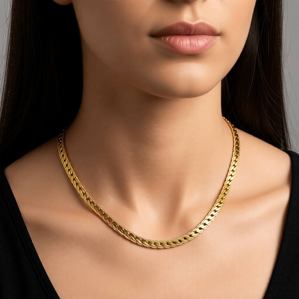 Platte Gourmet Ketting met bewerkte rand 8mm Goudkleurig Staal - Aramat Jewels - Halskettingen - cadeautip