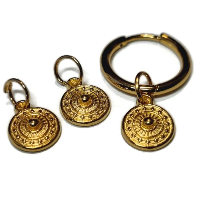 Een gouden sleutelhanger met een kompasbedeltje