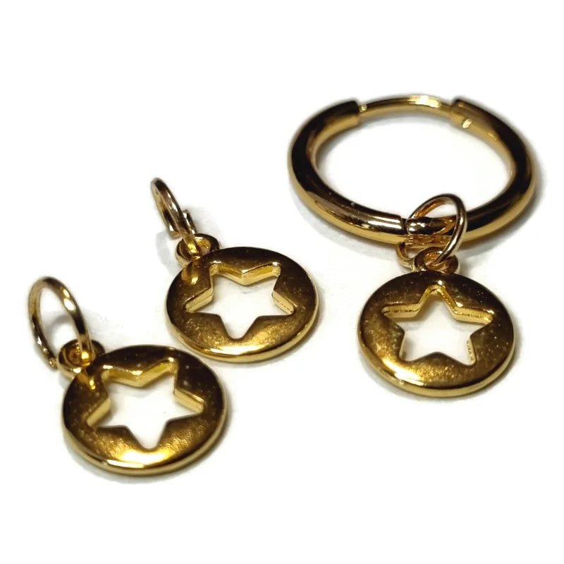 Twee gouden hoepeloorbellen met een ster en een cirkel