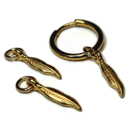 Een paar vergulde metalen sleutelhangers