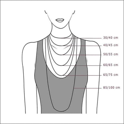 Een zilveren ketting met een draaiend ontwerp