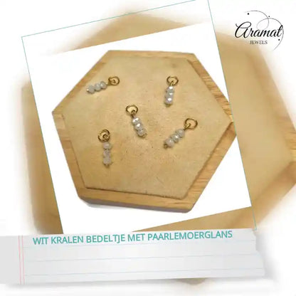 Wit Kralen Bedeltje met Paarlemoerglans by@Outfy