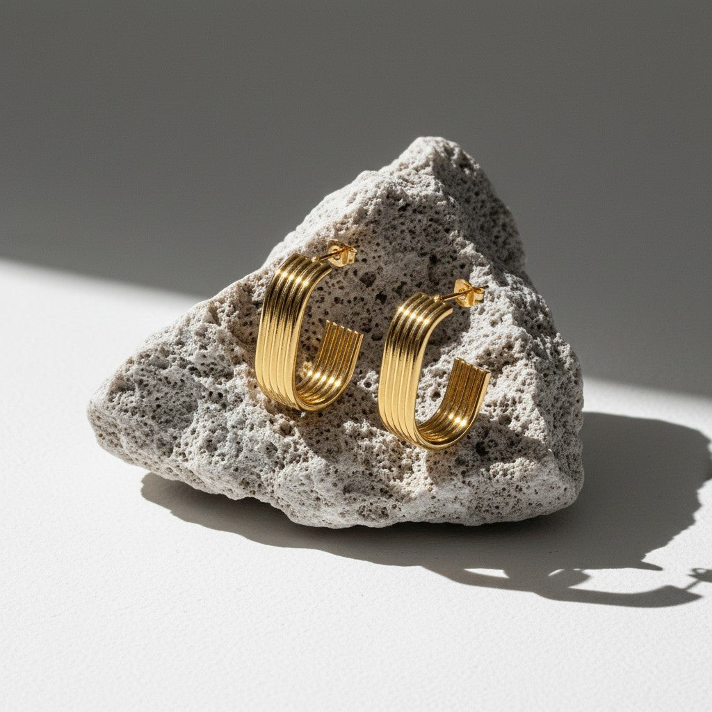 Rechthoekige Oorstekers Streepjesmotief Goudkleurig Staal - Aramat Jewels - Oorbellen - cadeautip