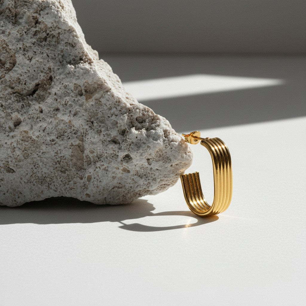 Rechthoekige Oorstekers Streepjesmotief Goudkleurig Staal - Aramat Jewels - Oorbellen - cadeautip