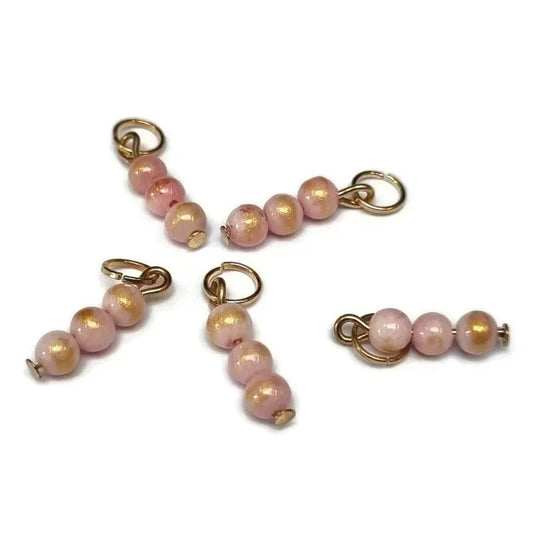 Een set van drie roze glaskralen