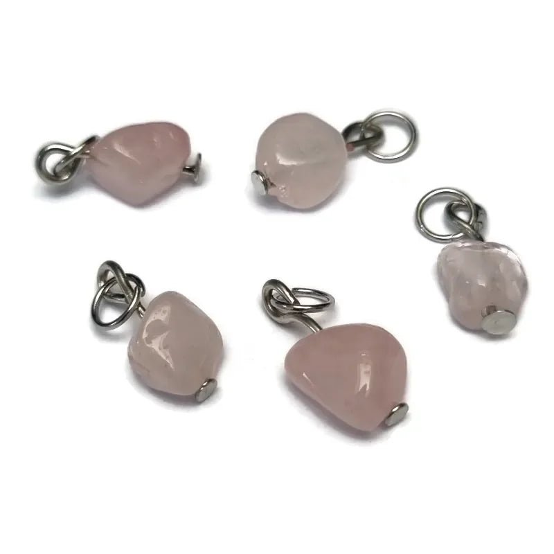 Een set van vijf roze glaskralen