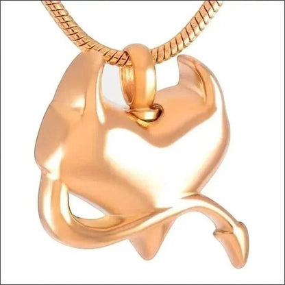 Een gouden halsketting met een hartvormige hanger