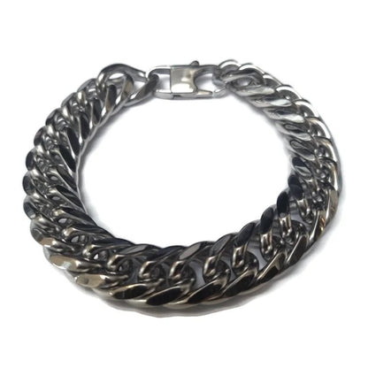 Een zilveren armband met een schakelketting