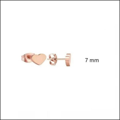 Een paar oorbellen met een hartje op de voorkant