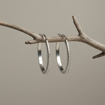 RVS Oorringen met Puntjes Motief Zilverkleur 20mm - Aramat Jewels - Oorringen - cadeautip