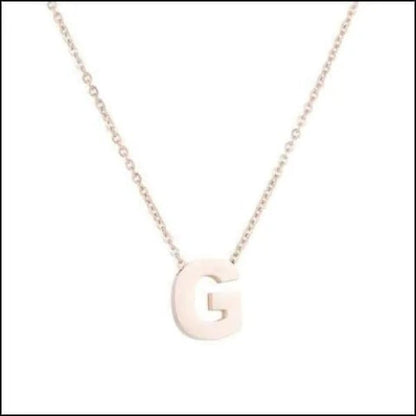 Een zilveren ketting met een letter erop