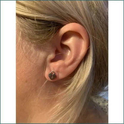 Een vrouw met een zilveren oorpiercing