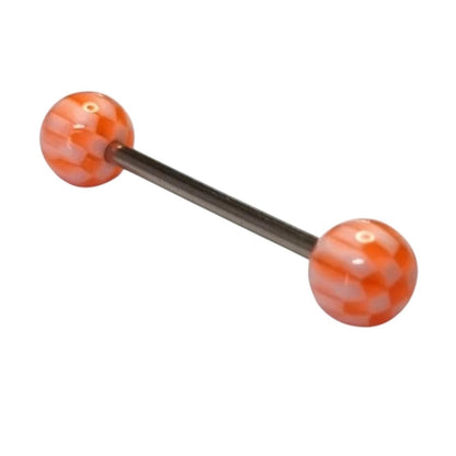 Een paar oranje glazen bollen op een witte achtergrond
