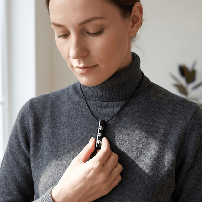 Stalen Ashanger Buis Zwart met Witte Pootafdrukken 3,4cm - Aramat Jewels - Gedenkhangers - cadeautip