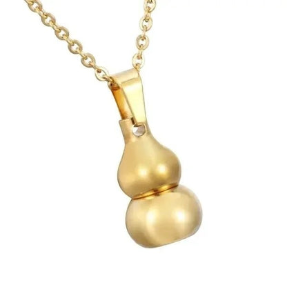 Een gouden halsketting met een hartvormige hanger