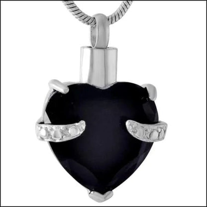 Een zwarte hartvormige hanger met twee diamanten