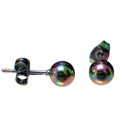 Een paar glazen oorbellen in regenboogkleur