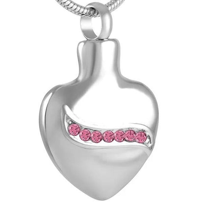 Een roze hartvormige hanger met een roze kristallen hart