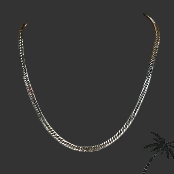 Een man met een zilveren ketting