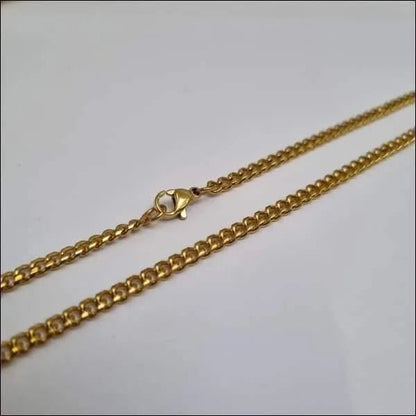 Een gouden ketting met een klein slotje