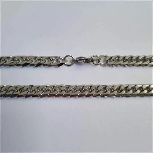 Een zilveren ketting met een slotje