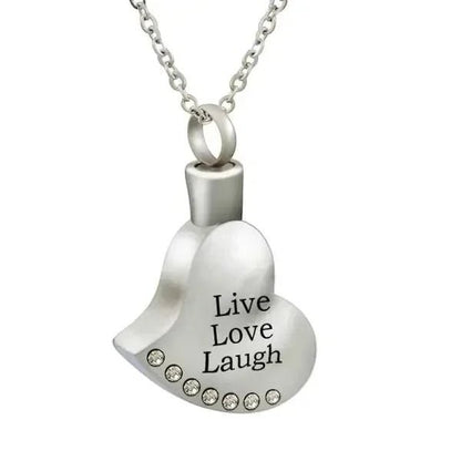 Een zilveren hart hanger met de woorden live laugh