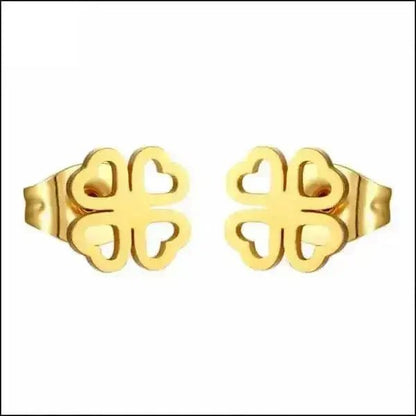 Gouden klavertjevier oorbellen met hartvormige bloemblaadjes.