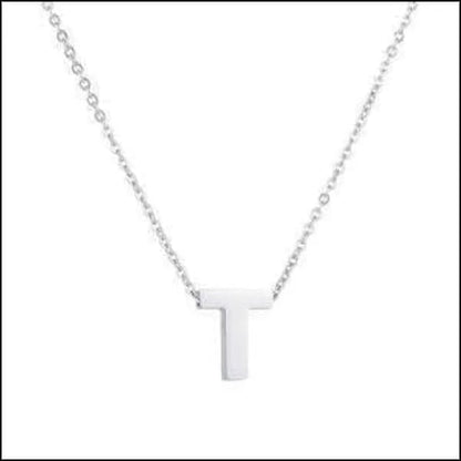 Een witte ketting met een kleine letter t erop