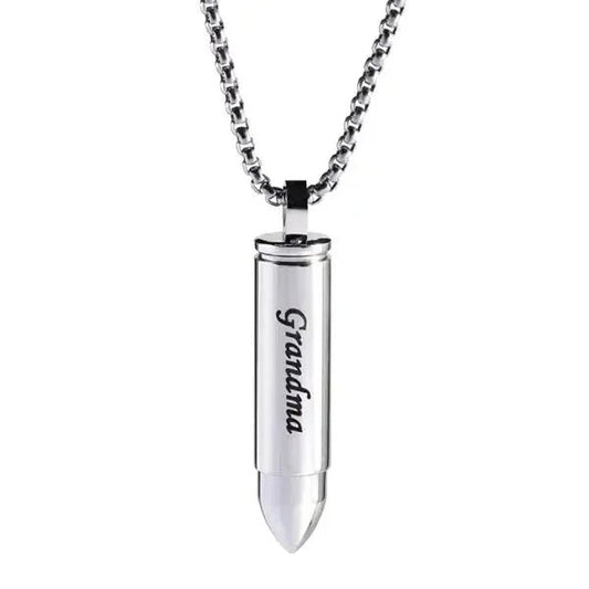 Een zilveren kogelketting met een ketting waarop staat: god is hier