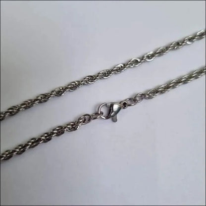 Een zilveren ketting met een slotje eraan