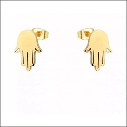 Een paar gouden oorbellen met een hand