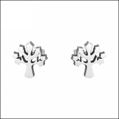 Een paar oorbellen met een zwart-wit ontwerp