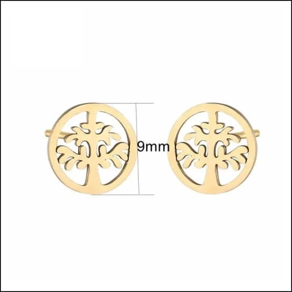 Een paar gouden oorbellen met een gestileerd ontwerp