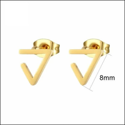 Een paar gouden driehoekige oorbellen