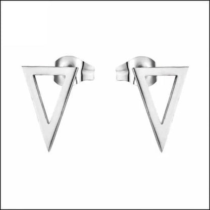 Een paar zilveren oorbellen met een driehoekig design